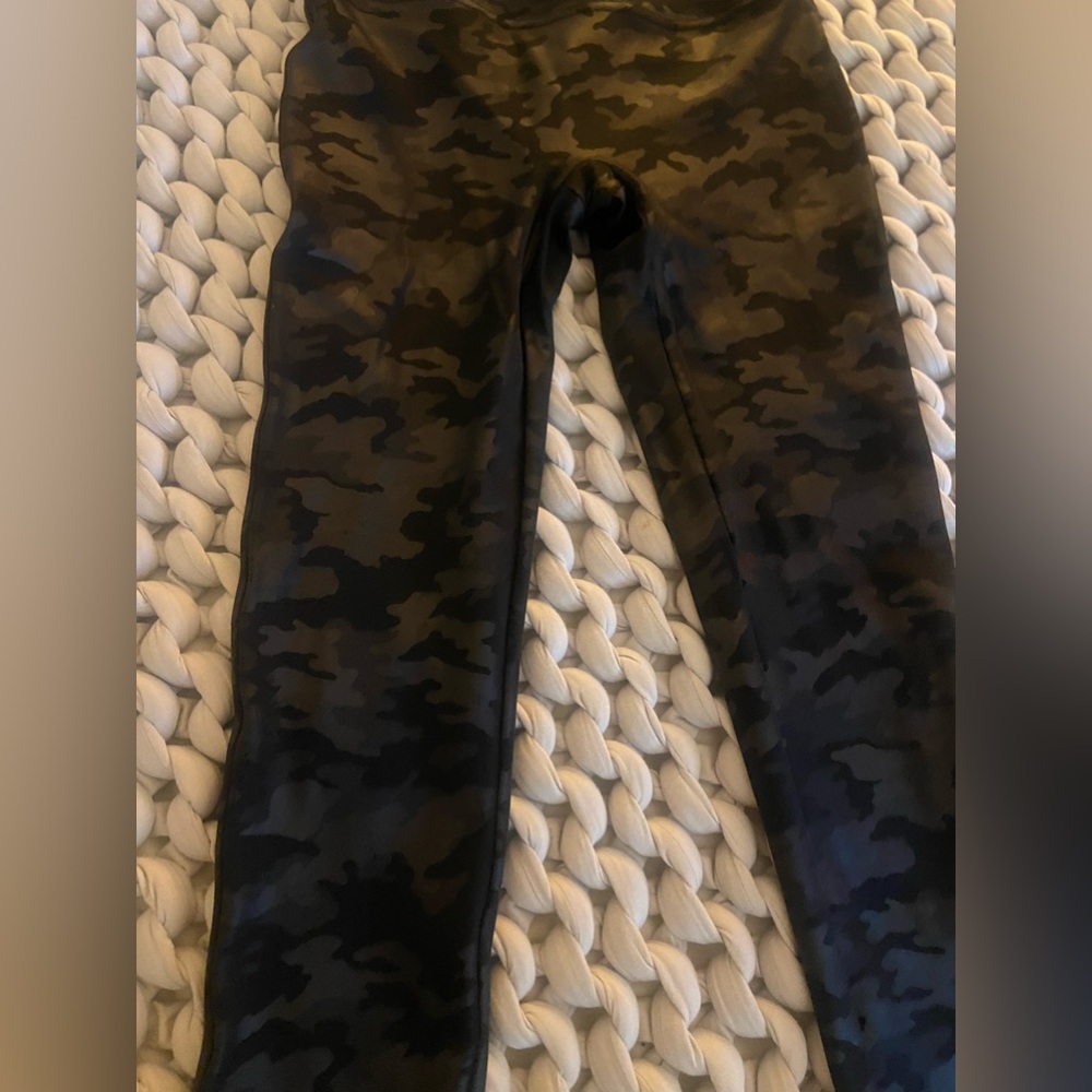 Spanx Size M Faux Leather Suede Leggings black